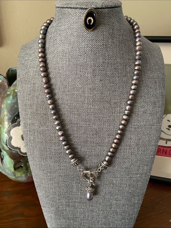 Jewelry - Genuine peacock pearl necklace with ornate silver tone toggle closure. Lovely!
